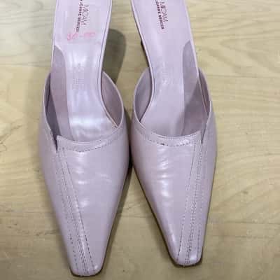 BY JOHNNY. Womens  Size 9.5 Sandals Cream / Pink  