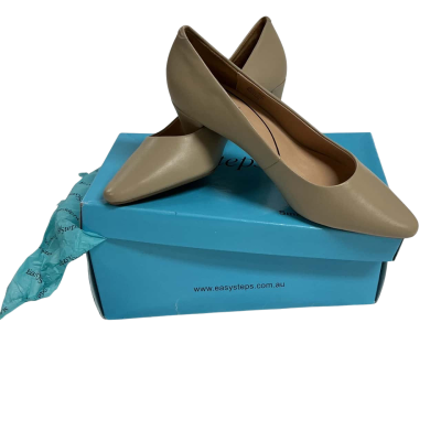 Easy Steps Womens Size 8.5 Heels Nude 