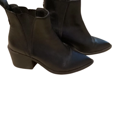 Steve Madden boots  Size 6 Black  