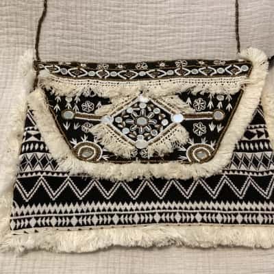  Womens beaded Shoulder Bag Black  / Gold / White 