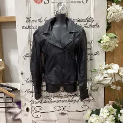 FATE & BECKER BRAND! Womens  Size 10 Leather Jacket Black! GREAT LEATHER JACKET WITH 2 ZIPS AND ADJUSTABLE HEM TO SINCH IN WAIST!