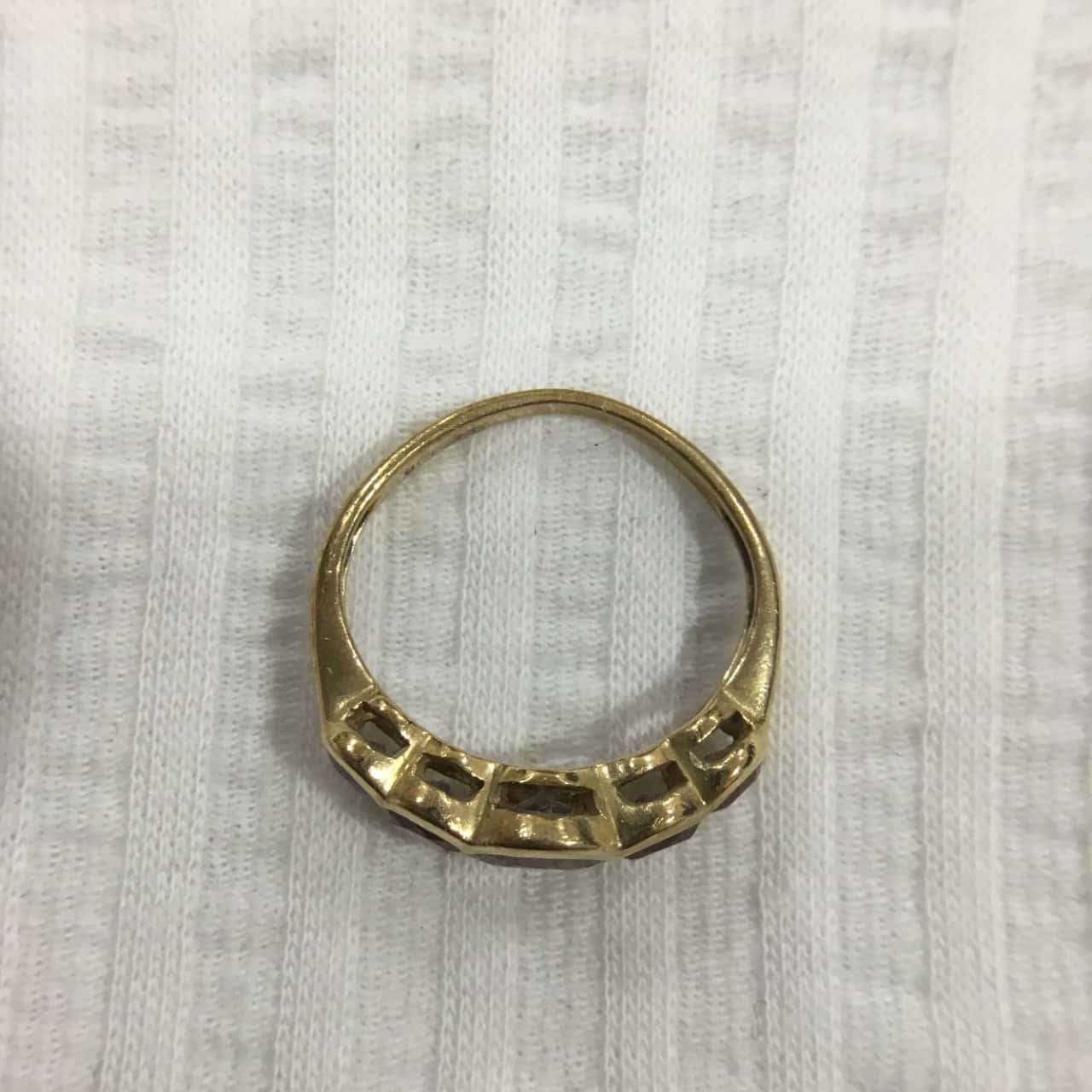 9CT 9K 375 Gold Ring with Red 5 2.41g Size 4.75(s)