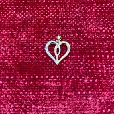  Womens375 9ct Gold pendant 