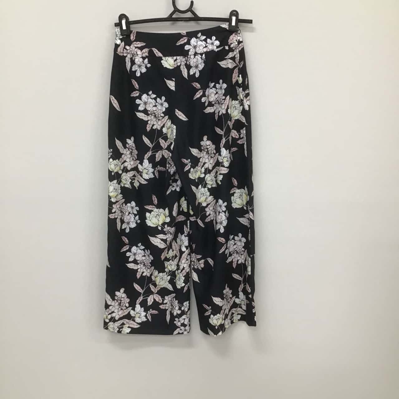 Portmans Women's Black /Floral Pants