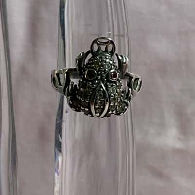 925 MARKED SILVER RING WITH A FROG COVERED IN WHITE STONES WITH RED STONE EYES - 6/M FOR SIZE