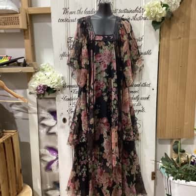 VINTAGE FIND! SALLY BROWNE BRAND! FLOWY TIERED FLORAL VINTAGE DRESS! Womens  Size 8 Floral Dress / Maxi Dress / Short Sleeve Dress  Black  / Floral / Pattern / Purple 