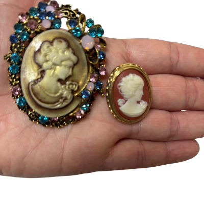 Vintage set of 2 Cameo Brooches