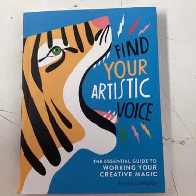 FIND YOUR ARTISTIC VOICE - The essential guide to working your creative magic paper back