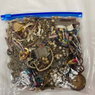 1kg bag of costume jewellery/ beads for crafting (D)