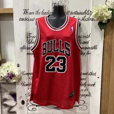NBA / Nike Brand! VINTAGE CHICAGO BULLS MICHAEL JORDAN NO: 23 JERSEY! Womens  Size M Red 