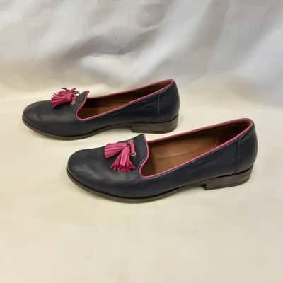 Bueno Aria Womens  Size 40 Navy Blue / Pink  Flat Shoe A Classic Silhouette Accent With Pop Of Colour Piping Along The Collar And Decorative Tassels