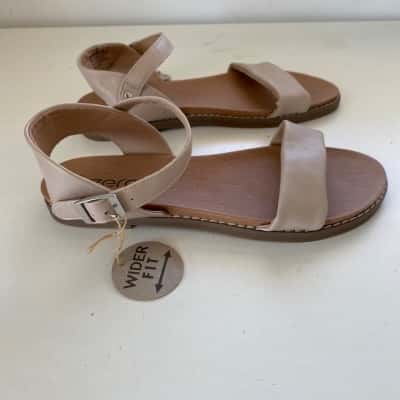 Zeroe Beige Leather Sandals Size 8 