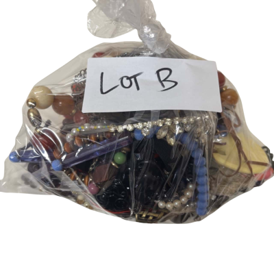 1 kg bag of broken/assorted costume jewellery Lot B