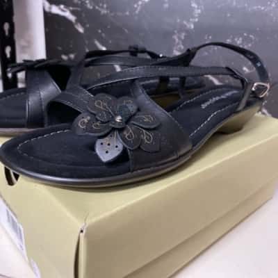 Hush Puppies Womens  Size 39 Black  sandals new 