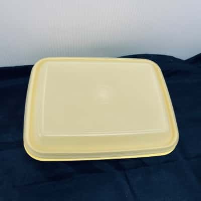 Assorted Tupperware containers