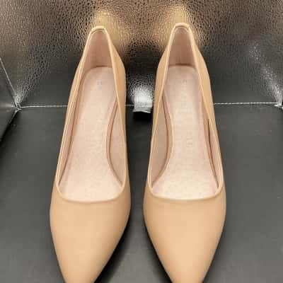 Basque Womens  Size 39 Heels Nude 