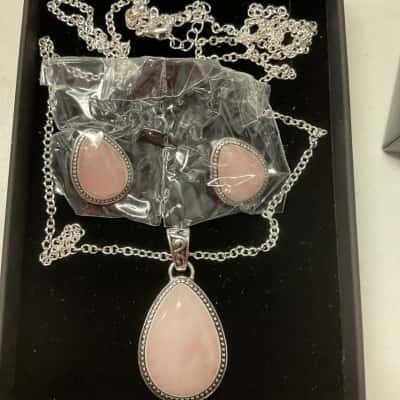 Avon Womens mystic rose necklace and Earrings set