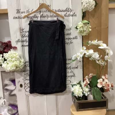 COUNTRY ROAD BRAND! Womens  Size 12 Wrap Skirt Black. BEAUTIFUL WRAP SKIRT! MADE WITH A LINEN COTTON BLEND! GREAT FOR AUTUMN, SPRING OR SUMMER! 