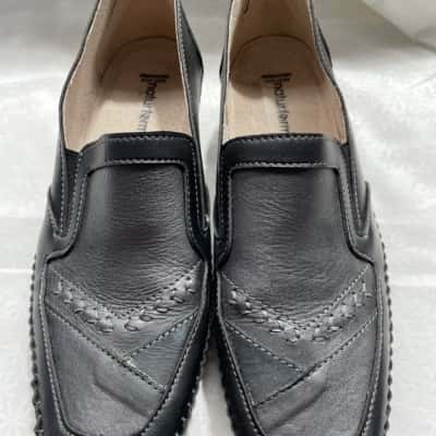 Womens  Size 9 Black shoes Naturform