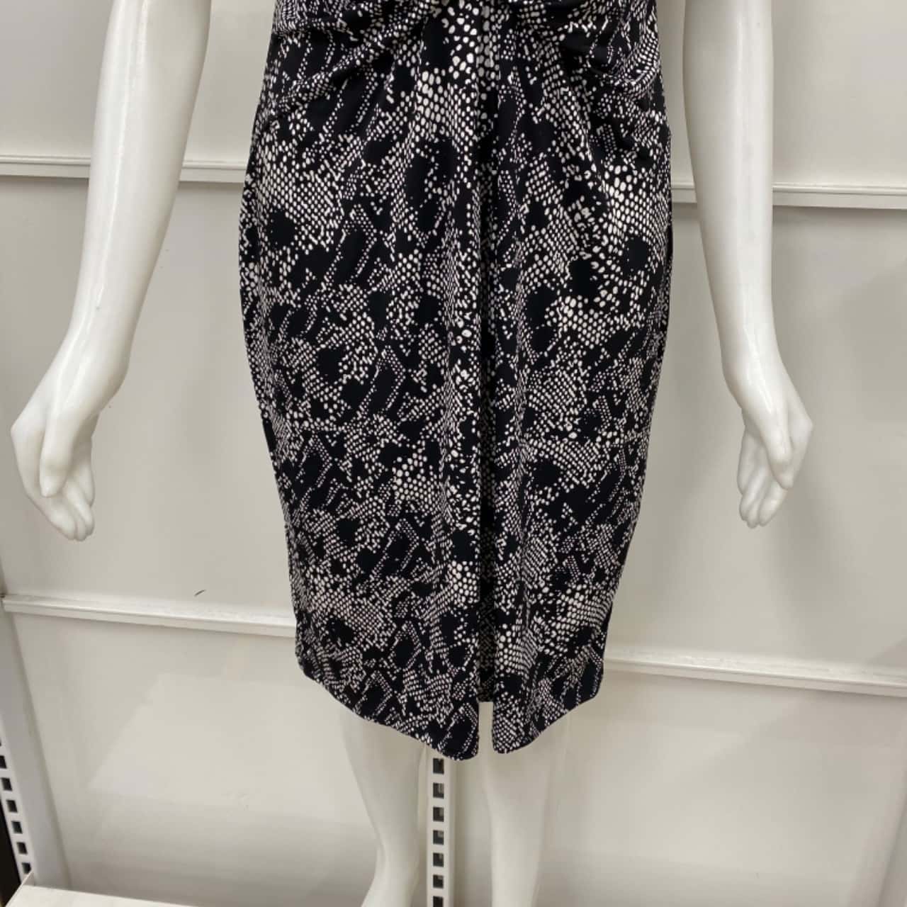 JacquiE Womens Size M Midi Dress Black / Pattern / White (s)