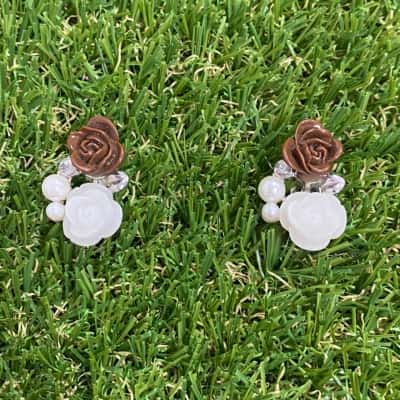  Womens Brown and White Roses Clip On Earrings
