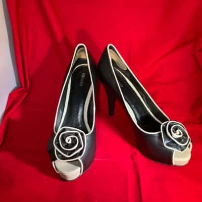  Women's Misano Oleander Peep Toe Shoes Size 8 