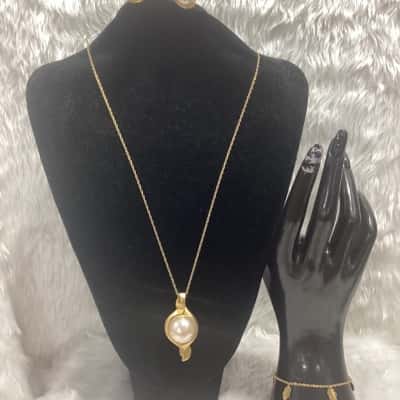 Avon Fashion Womens Bracelet / Earrings / Necklace Gold / Other / White 