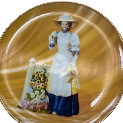 Vintage Avon President's Club 2008/2009 Porcelain Award Plate - Mrs Albee GardeYellow 