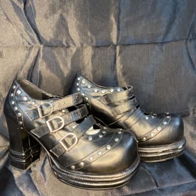  Womens  Size 6 / 7 Heels Black  