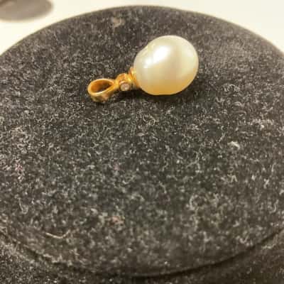  Womens 18Ct yellow gold pearl Pendant with diamond 