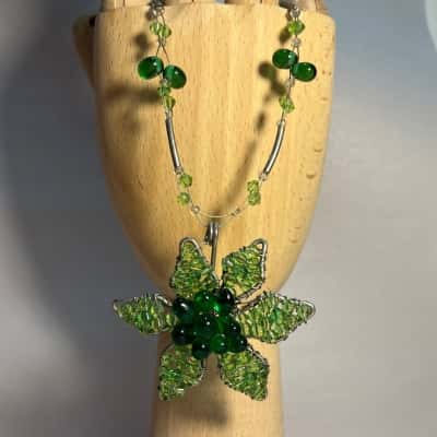 Green Glass Beaded Flower Necklace - Silver Tone