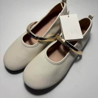BNWT Zara Size 35 Cream Flats with Gold Buckle Detail