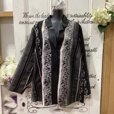Susan Blake Brand! NWOT STUNNING SOPHISTICATED BUTTON UP SHIRT! Womens  Size 24 Button Up Top / Long Sleeve Shirt Black  / Floral / Grey / Pattern 