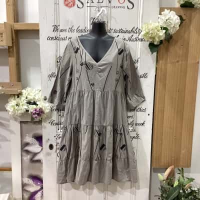 BLUEBERRY ITALIA BRAND! BNWT COLOUR FANGO! BNWT HAND CRAFTED IN ITALY! V-NECK COLLAR TIERED BABYDOLL MIDI DRESS! RRP $149.00!! Womens  Size M Babydoll Dress / Short Sleeve Dress  Brown 