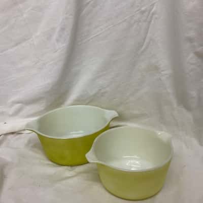 Vintage Pyrex 1 1/2 quart and 1 quart casserole dishes 