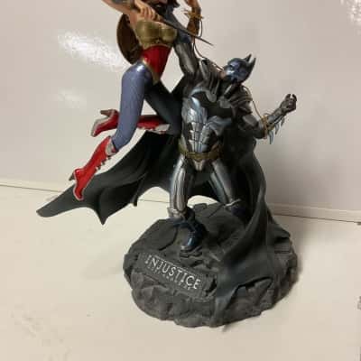 Injustice  gods among us collector edition Batman vs Wonder Woman statue