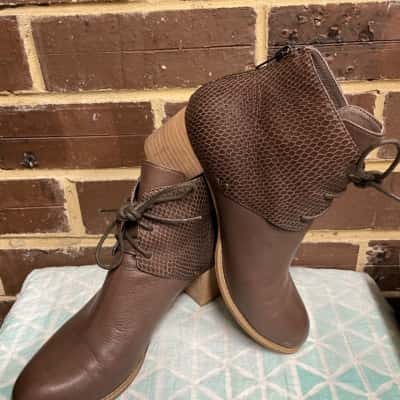 Django & Juliette  Womens Size 39 Mocca Print Leather