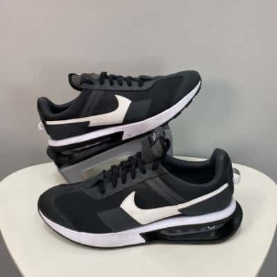 Nike Mens  Size 13 Sneakers / Trainers Black  / White 
