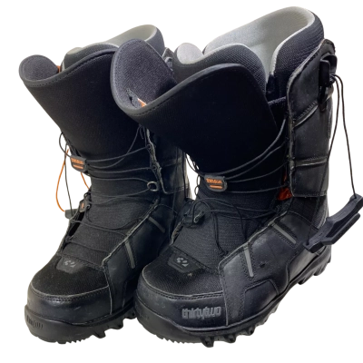 ThirtyTwo Prion FT snowboard boots in black, featuring quick-lace systems and bright orange accent laces Size 8