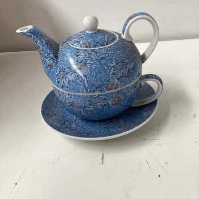 Tea Pot and cup/saucer set 