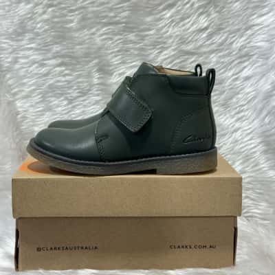 Clarks Kids  Size 35 Olive toddler boots 
