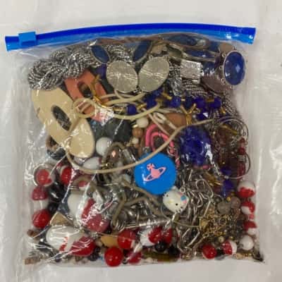 1kg bag of costume jewellery/ beads for crafting (B)