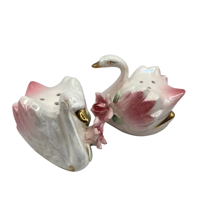 Vintage Swan Salt & Pepper shakers Made in Japan. (BRICA Shelf)