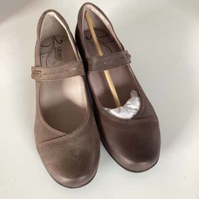 Abeo  Womens  Size 8 Brown shoe