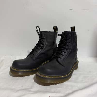 Dr Martens Mens  Size 10 Black  / Yellow 