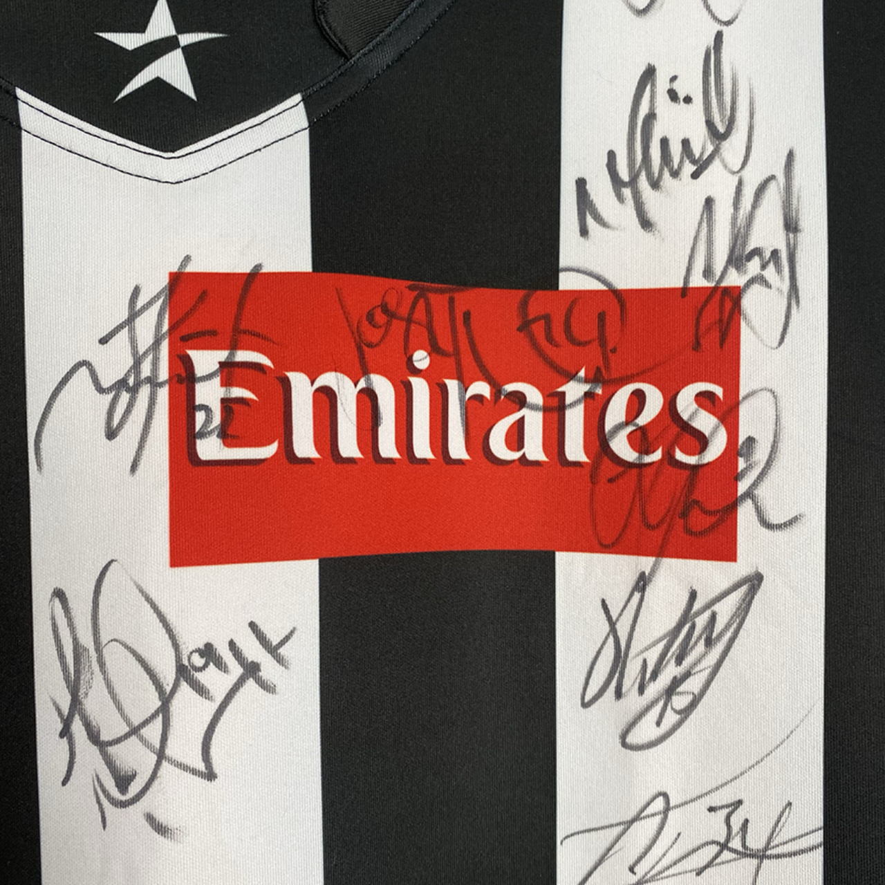 COLLINGWOOD FC signed top