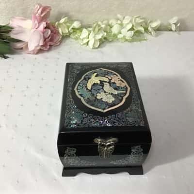Decorative Black / Mother of Pearl Pattern Lacquerware Musical Jewellery Box