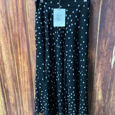 Witchery  Size 6 Black  / White spot skirt new 