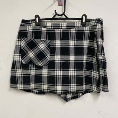 Black Friday Womens  Size 14 Shorts Black  / Checked / White 