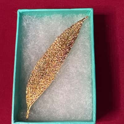  Women's Gold Tone Feather Brooch 